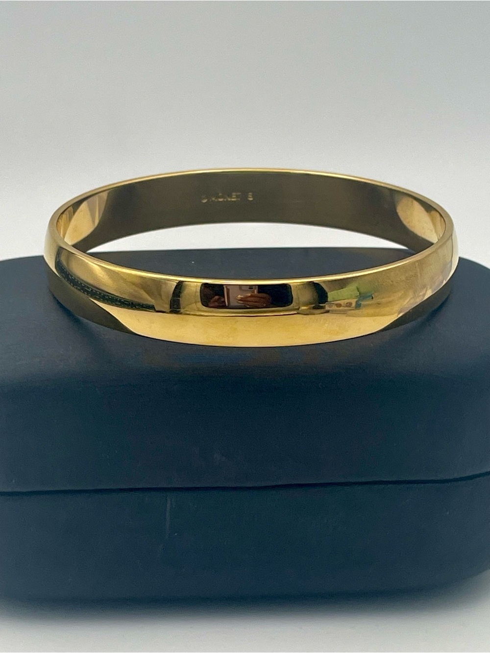Vintage Monet Gold-Tone Polished Bangle Bracelet. Sz 7 1/2 inches - Picture 5 of 5
